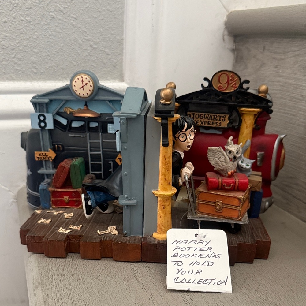 VTG Enesco Harry Potter Platform 9 3/4, released 2000 Hogwarts Express Bookends